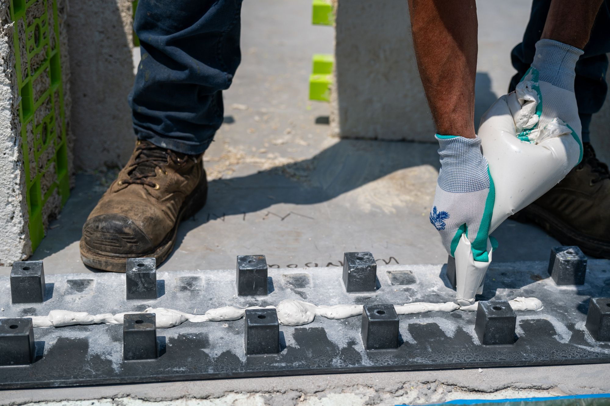 Bonding a course of Renewabuild blocks